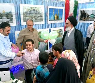حضور آیت الله سید محمد سعیدی - تولیت آستان مقدّس حضرت معصومه (س) در غرفه آستان مقدّس در نمایشگاه ربیع شهادت کربلا 